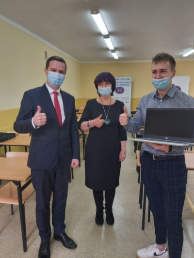 Nowe laptopy dla szkoły w ramach Małopolskiej Tarczy Antykryzysowej